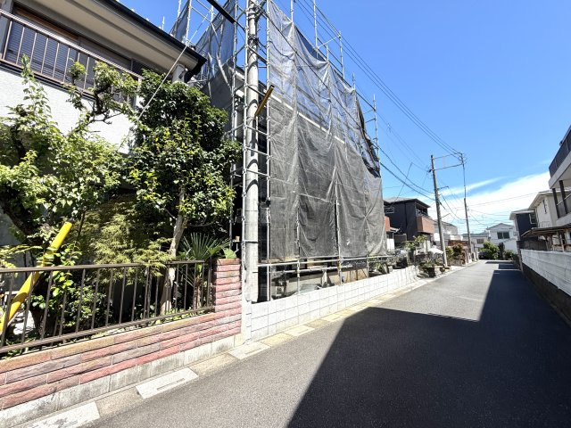 越谷市恩間９期１号棟リガーレ　新築戸建の外観|柱が立ち上がり住まいの大きさが実感できる構造段階。職人の手際よい作業により無事上棟いたしました。
