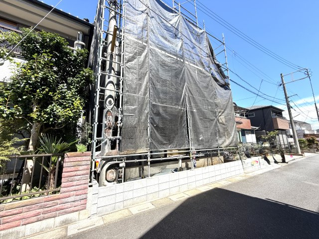越谷市恩間９期１号棟リガーレ　新築戸建の外観|柱や梁が力強く組まれた迫力ある構造美。木材のぬくもりと耐震性能を兼ね備えた頑丈な木造枠組みです。