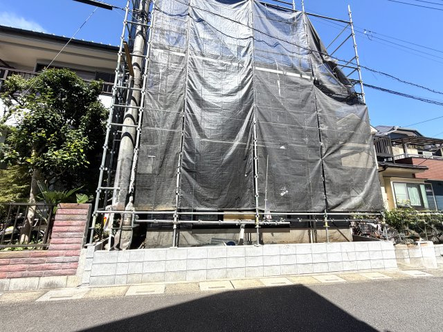 越谷市恩間９期１号棟リガーレ　新築戸建の外観|筋かいや金物が適切に配置された頑丈な骨組み。構造の健全性をしっかり確認していただけるタイミングです。