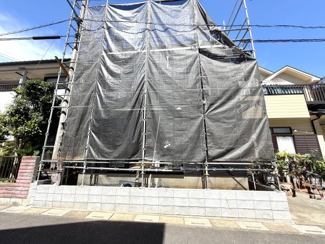 越谷市恩間９期１号棟リガーレ　新築戸建の外観|屋根の骨組みまで組み上がり外観のシルエットが完成。ここから防水シートや外壁の施工へと進みます。