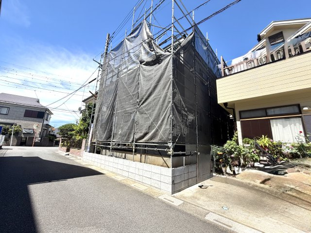 越谷市恩間９期１号棟リガーレ　新築戸建の外観|一気に家の形が姿を現した上棟直後の現場。日当たりの入り方や風の抜け感を実際に体験していただけます。