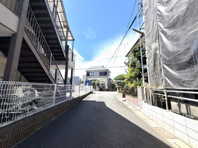 越谷市恩間９期１号棟リガーレ　新築戸建の前面道路含む現地写真|２方向の道路に面した開放感あふれる敷地。陽当たり・風通しともに恵まれ、明るく快適な住まいが叶います。