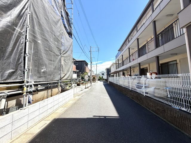 越谷市恩間９期１号棟リガーレ　新築戸建の前面道路含む現地写真|２方向から光と風を呼び込む恵まれたロケーション。圧迫感がなく、建物全体がパッと明るく引き立ちます。