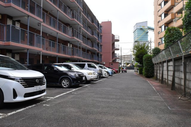 調布市多摩川１丁目の中古マンションの駐車場