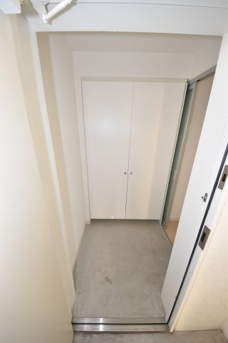 オ・ミルズ京町堀の玄関