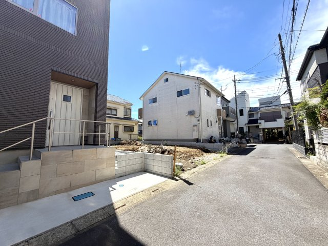越谷市恩間１０期１号棟リガーレ　新築戸建の外観|建築前の開放的な更地スペース。お部屋からの景色や隣家との距離感をイメージしやすい現場状態です。