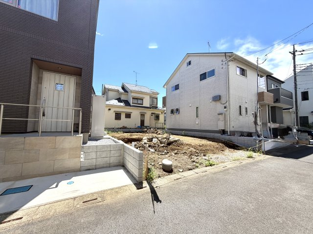 越谷市恩間１０期１号棟リガーレ　新築戸建の外観|周囲の環境になじむ落ち着いた建築用地。前面道路の幅や車の出し入れのしやすさも現地でチェック可能です。