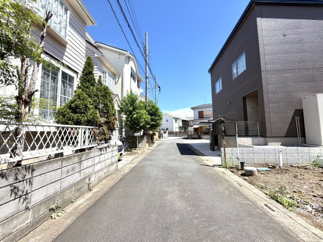 越谷市恩間１０期１号棟リガーレ　新築戸建の前面道路含む現地写真|わかりやすく整備された前面道路に面した敷地。周辺は静かな住宅街で、日々の暮らしが穏やかに営めます。