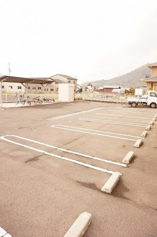 リュミエールの駐車場