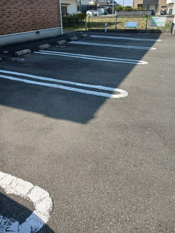 オレンジ　ハイツ　Ａの駐車場|カースペースがあります