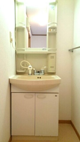 サンハイツの洗面所|脱衣スペースもあります