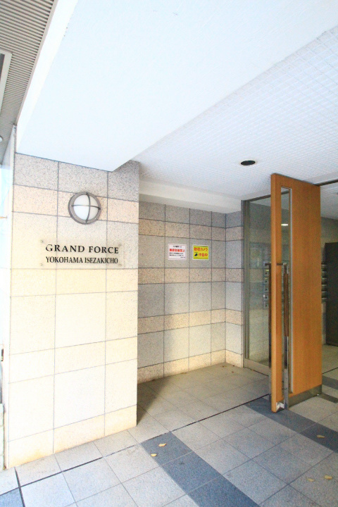 横浜市中区末吉町２丁目の賃貸マンションのエントランス
