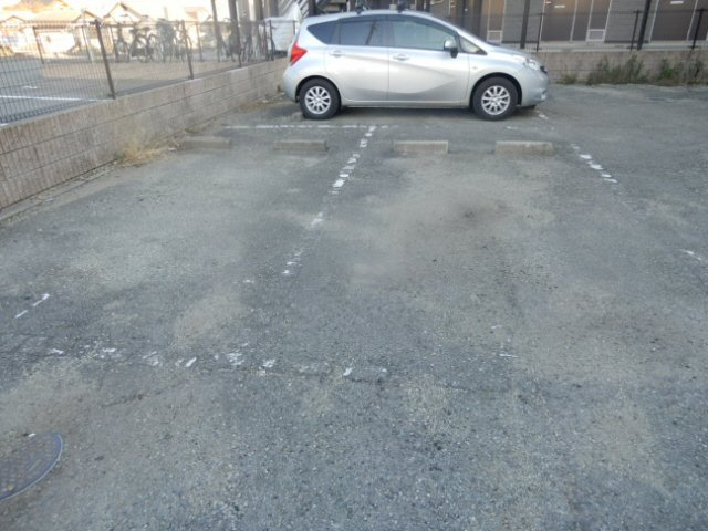 ウエストアイルⅢの駐車場