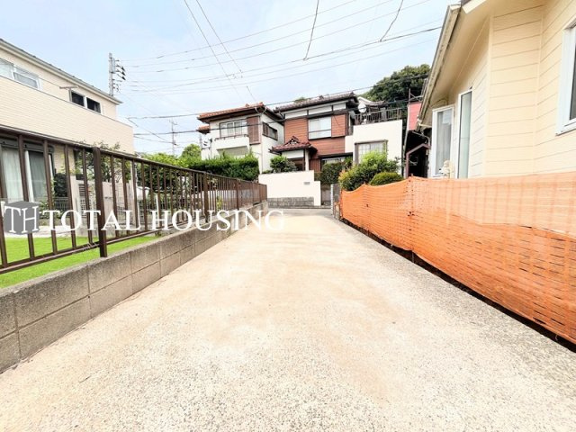 【前面道路含む現地写真】 | 調布市西つつじケ丘4丁目　中古戸建　全1棟