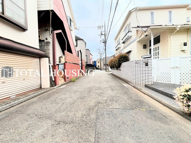 【前面道路含む現地写真】 | 調布市西つつじケ丘4丁目　中古戸建　全1棟