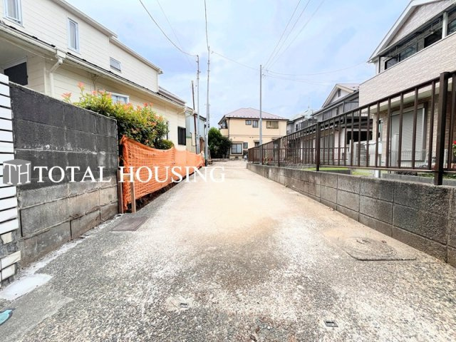 【前面道路含む現地写真】 | 調布市西つつじケ丘4丁目　中古戸建　全1棟