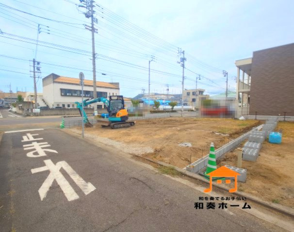 リーブルガーデン高松市福岡町第五◇2026年度補助金対象の長期優良住宅です！の前面道路含む現地写真|現地外観
駐車スペースが広いので雨の日や荷物が多い日も、玄関の近くまで寄せやすくなります。また、将来の家族構成や来客にも柔軟に対応可能です(^^♪