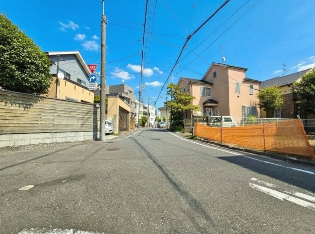 新宿区中井2丁目 限定1棟の前面道路含む現地写真|前面道路は広々約5.0ｍございます
お車の出し入れもしやすく安心の立地です