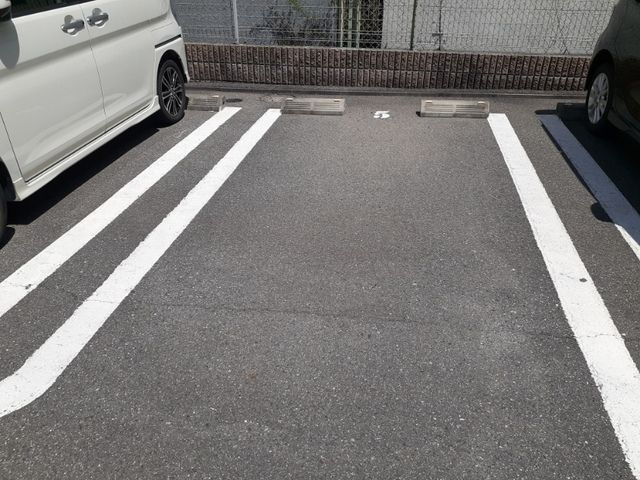 サンリット山本の駐車場