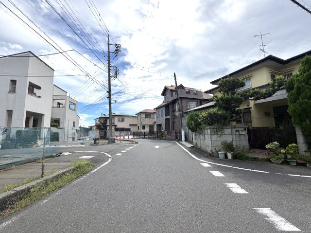 越谷市瓦曽根８期１号棟リガーレ　新築戸建の前面道路含む現地写真|角地ならではの良好な風通りと日当たりを実現。街並みの中でも存在感が際立つ洗練されたポジションです。