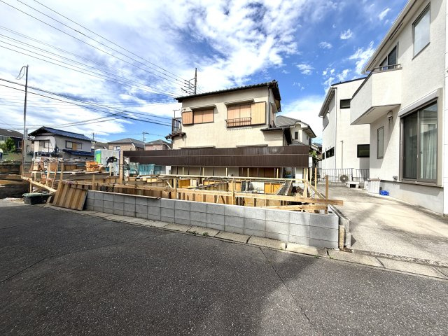 越谷市瓦曽根８期１号棟リガーレ　新築戸建の外観|水平と強度の精度を保ちながら丁寧に行う基礎工事。これからの施工工程も安全第一で進めてまいります。