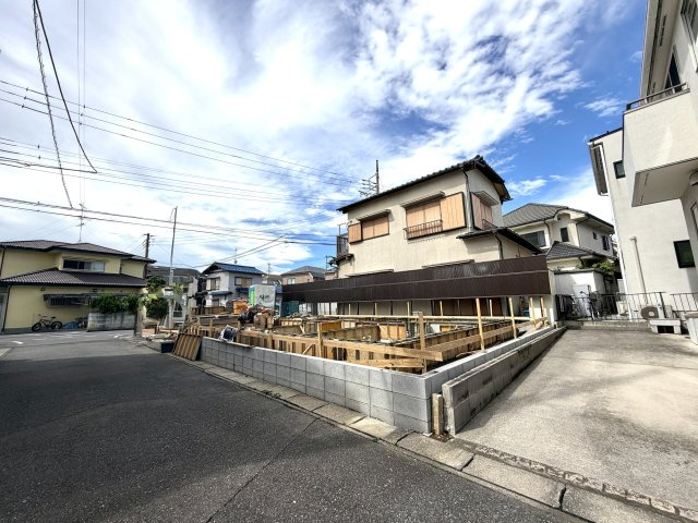 越谷市瓦曽根８期１号棟リガーレ　新築戸建の外観|完成後には隠れてしまう基礎内部を確認できる貴重な時期。しっかりとした造りをぜひ現地でご覧ください。