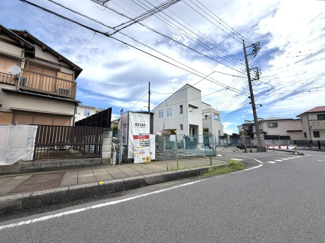 越谷市瓦曽根８期１号棟リガーレ　新築戸建の外観|耐震基準を満たした強固な基礎構造を構築中。建物全体の安定感を決定づける重要な工程を進めています。