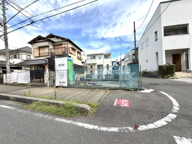 越谷市瓦曽根８期１号棟リガーレ　新築戸建の外観|コンクリートの養生期間を経て強固な基礎が完成。いよいよ柱を立ち上げる上棟へ向け準備万端です。
