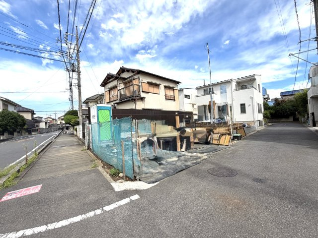 越谷市瓦曽根８期１号棟リガーレ　新築戸建の前面道路含む現地写真|家の安全を支える大切な基礎工事の様子。強度と耐久性に優れた安心の構造でしっかりと施工しています。