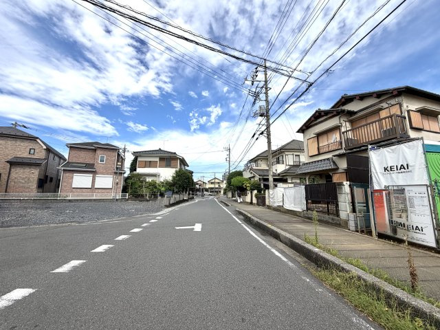 越谷市瓦曽根８期１号棟リガーレ　新築戸建の前面道路含む現地写真|風の抜け道と太陽の恵みをフルに活かせる２方接道。建物の魅力をより一層引き立てる恵まれた環境です。