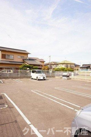 プリムローズ　ノユルの駐車場
