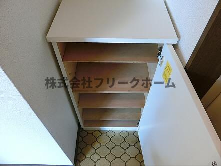 三鷹市下連雀３丁目の賃貸マンションの玄関