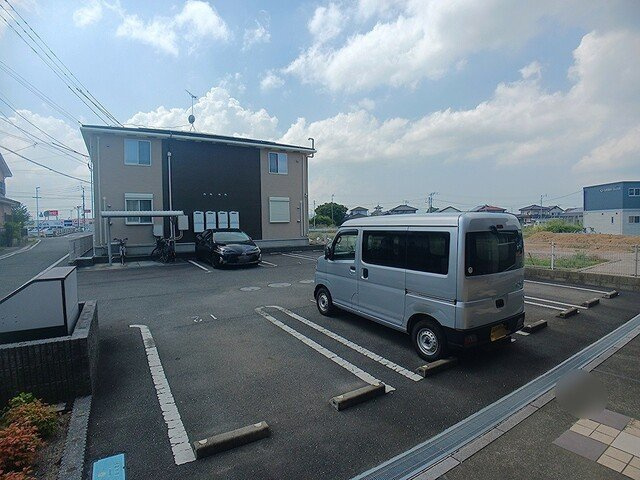 エステートグレース堀川Ｂの駐車場