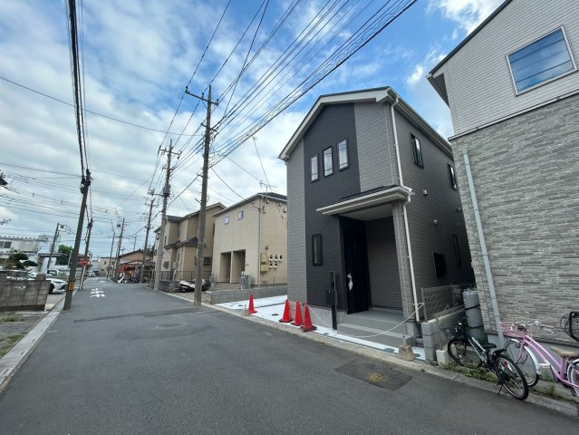 【仲介手数料無料】川口市江戸3丁目の前面道路含む現地写真|前面道路も広く交通量が少ない道路の為、ゆとりをもって駐車できます！！