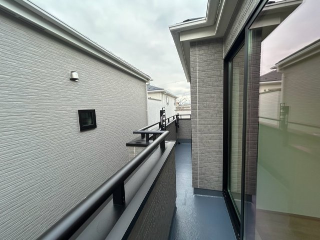 【仲介手数料無料】川口市江戸3丁目のバルコニー|2部屋に続く陽当たり良好なバルコニーです