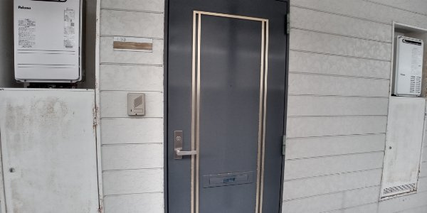 レオパレス本城東二番館の玄関