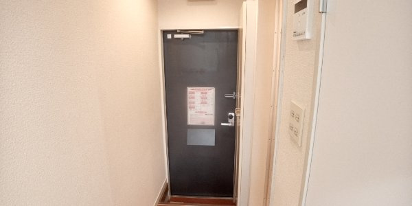 レオパレス本城東二番館の玄関