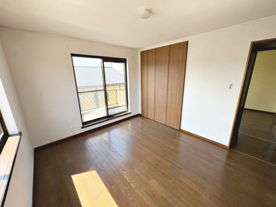 【寝室】 | 松風町　中古戸建 | 【クローゼットありますよ】お部屋を広く利用するために必須なクローゼットが全洋室に付いています♪もちろんお荷物を収納されても良しの勝手の良いクローゼットは嬉しいですね♪