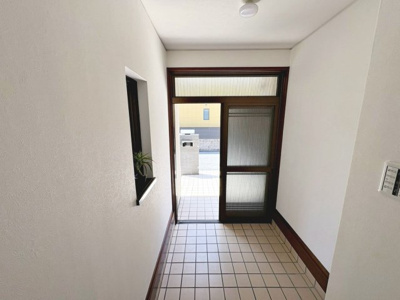 【玄関】 | 松風町　中古戸建 | 引き戸の玄関ですので、お子様やご年配の方なども開け閉めしやすいですよ