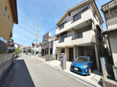 【前面道路含む現地写真】 | 松風町　中古戸建 | 【駐車場】並列に駐車２台可能です！車の出し入れもスムーズにできますね♪