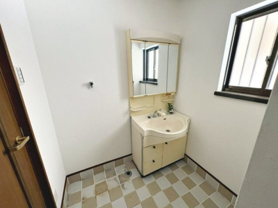 【洗面所】 | 松風町　中古戸建 | ゆとりのある洗面所ですよ！家族そろって身支度出来ますね！