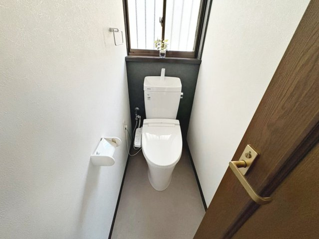 松風町　中古戸建のトイレ|温水洗浄便座ですので、寒い日も温かい便座で安心して使用していただけますよ！