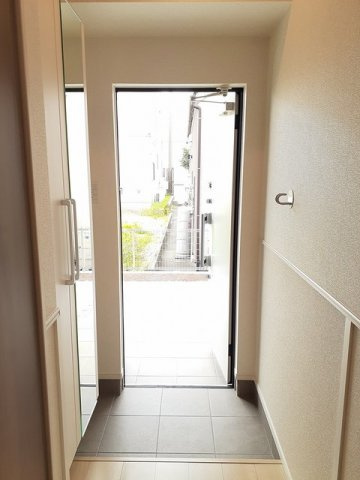 アンソレイエ　　刈谷市近郊の賃貸ならクラスホーム刈谷店の玄関|明るい玄関です