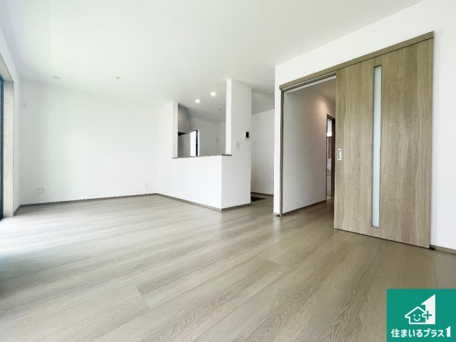 神戸市北区鈴蘭台西町　新築一戸建ての居間・リビング|日当たり良好の明るいリビングで朝の目覚めもスッキリできそう！対面キッチンでご家族のコミュニケーションも自然と増える設計！小さなお子様が遊ぶスペースを作っても広々とくつろげるLDK！