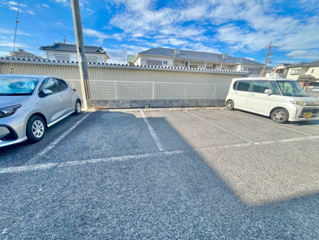 ハイツ古石の駐車場