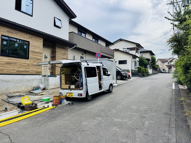 八王子市　片倉町　新築一戸建て　２６期の前面道路含む現地写真|～北西側6ｍ道路に面しています～
