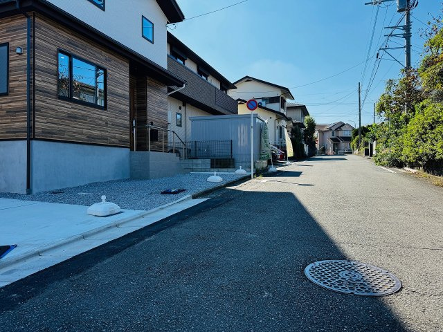 八王子市　片倉町　新築一戸建て　２６期の前面道路含む現地写真|～北西側6ｍ道路に面しています～