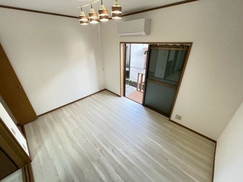 岡田ハイツの居間・リビング