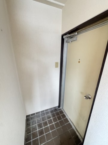 二葉マンションの玄関