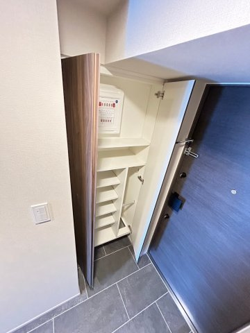 ザ・パークハビオ塚本の玄関|収納もある玄関です